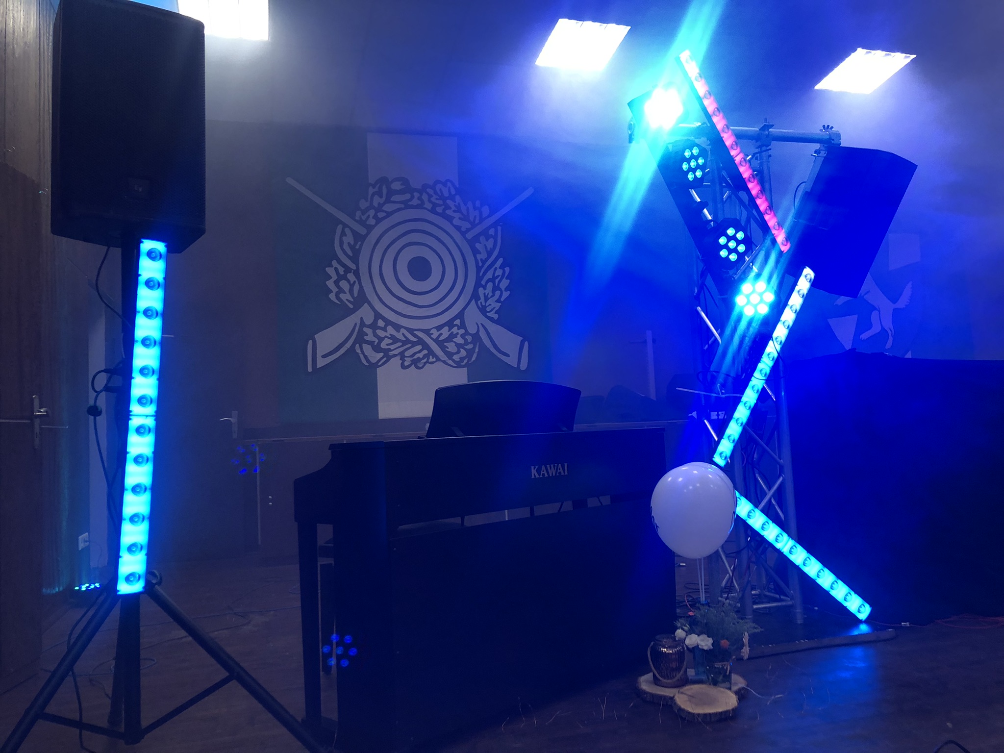 Buehne in blauem Licht